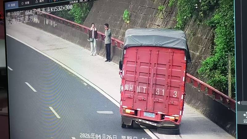 高速貨車輪胎故障險側翻 交通執法快速處置保暢通
