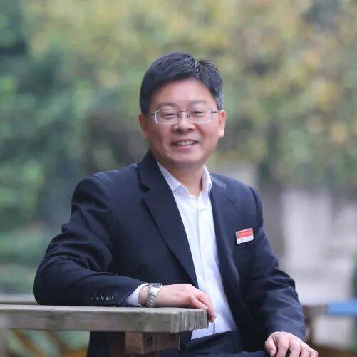 新校長上任快速“立住腳”，答案在一個“借”字