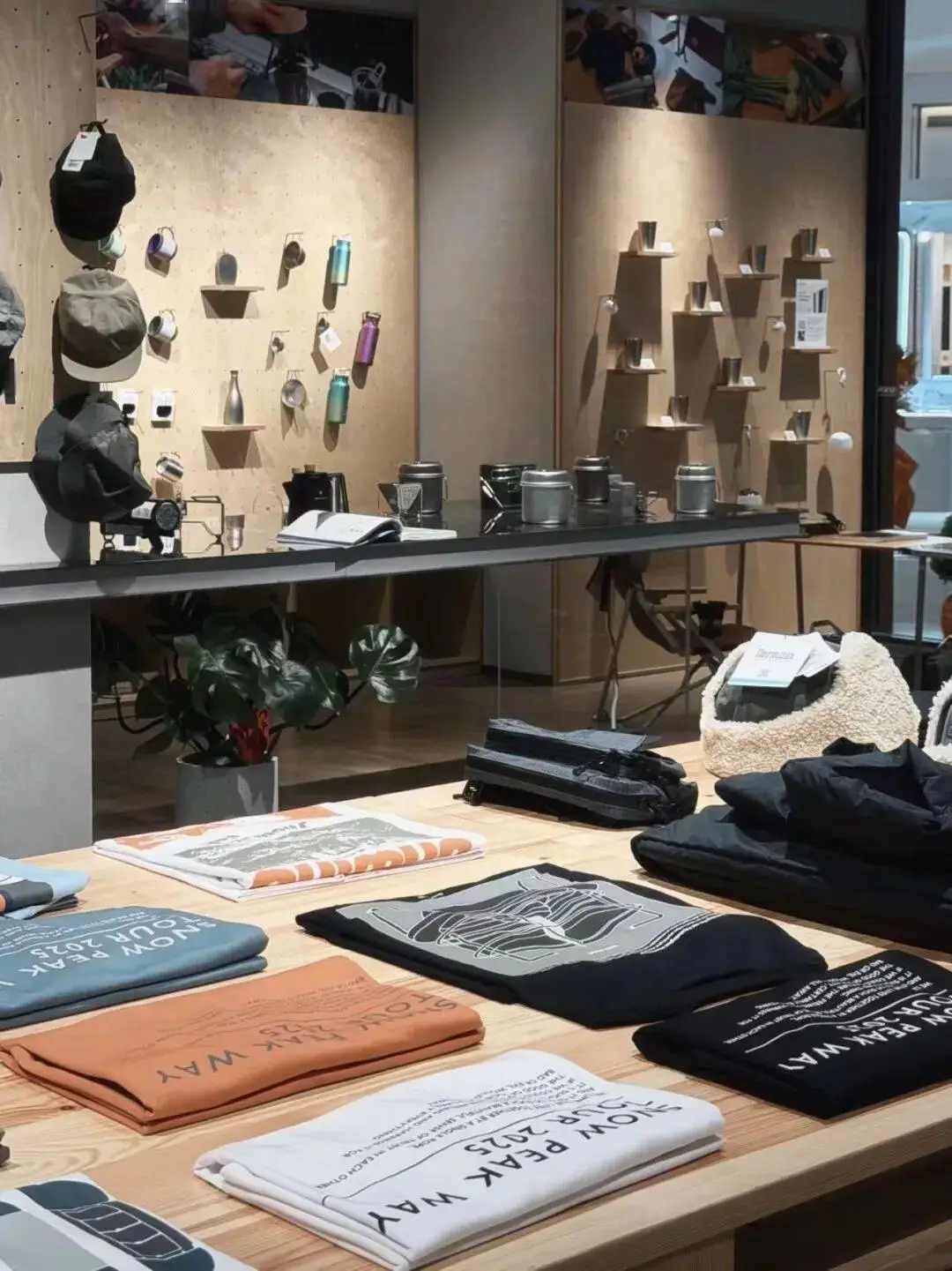 始祖鳥們砸碎貨架：一場蓄謀已久的“中產時間爭奪戰”