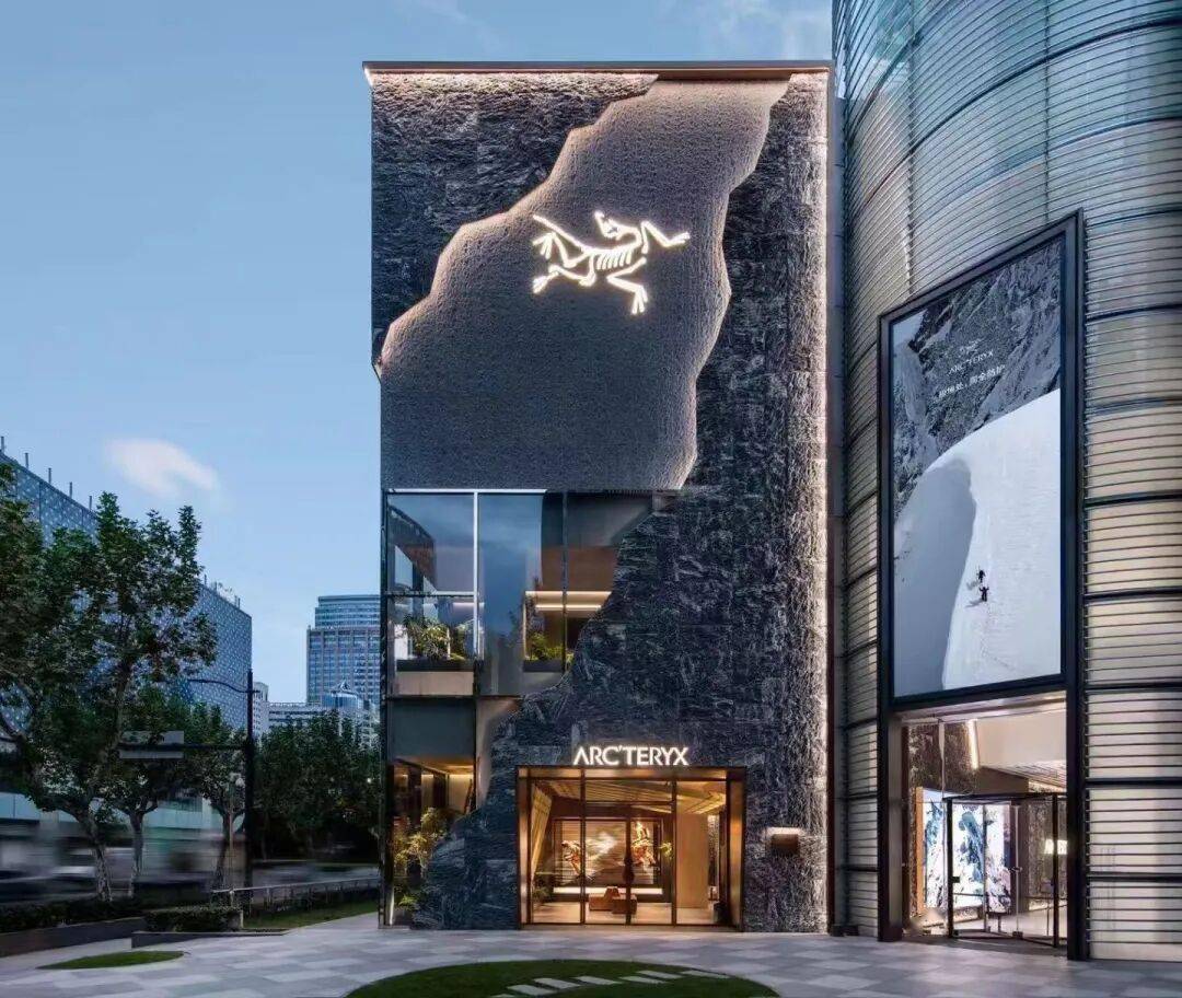 始祖鳥們砸碎貨架：一場蓄謀已久的“中產時間爭奪戰”