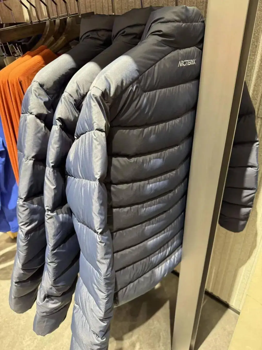 始祖鳥們砸碎貨架：一場蓄謀已久的“中產時間爭奪戰”