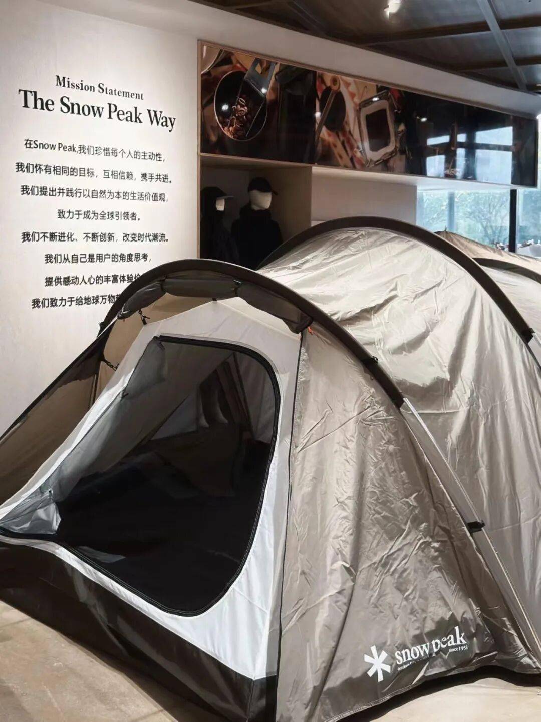 始祖鳥們砸碎貨架：一場蓄謀已久的“中產時間爭奪戰”