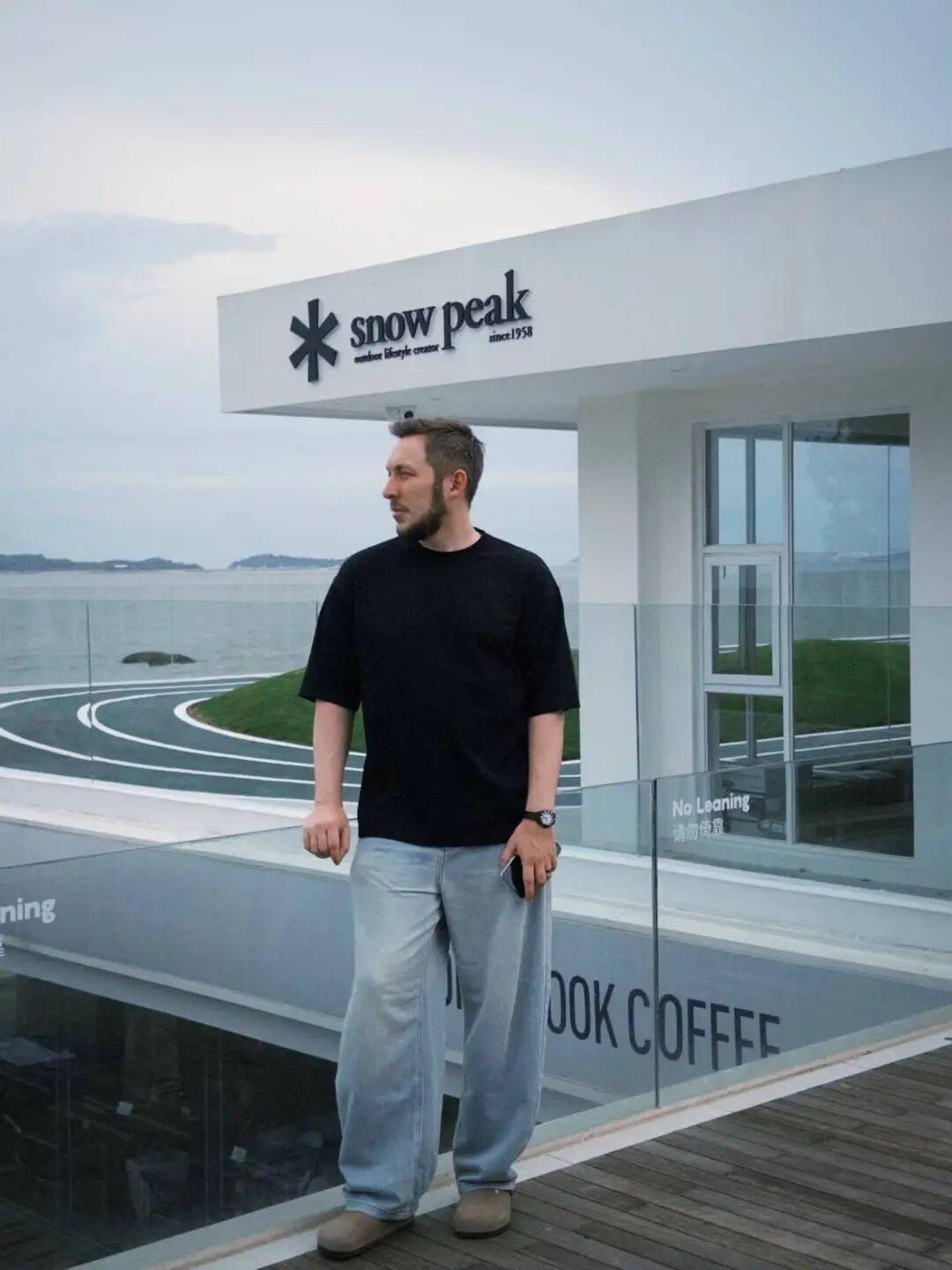 始祖鳥們砸碎貨架：一場蓄謀已久的“中產時間爭奪戰”